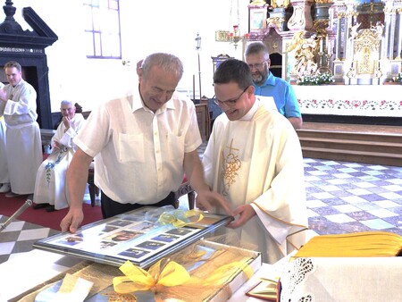 Miha Zevnik izroča darilo slavljencu Martinu